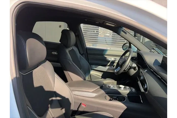 $60 : Genesis GV70 2024 AWD 3.5T S image 9
