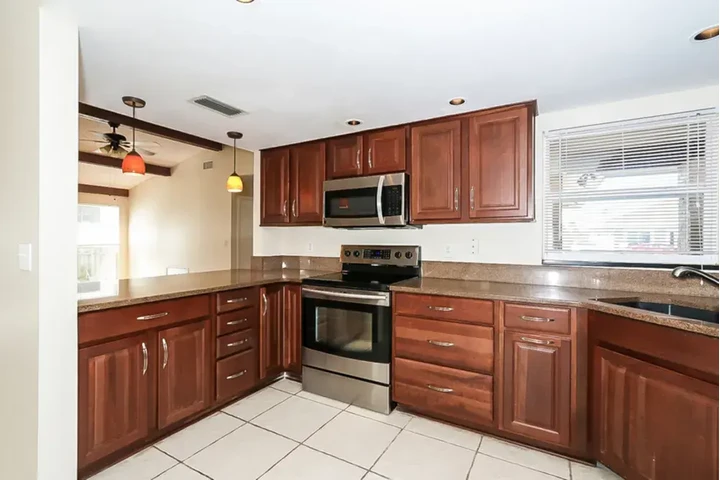 $2345 : GOOD USE SINGLE HOME image 6