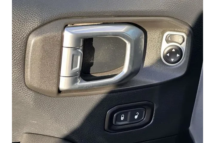 $24990 : Jeep Wrangler Unlimited 2018 image 10