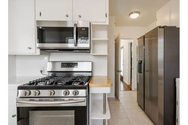 $2400 : 3Bed/2Bed House available now image 3