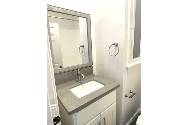 $1325 : Renovated Studio Apts image 3