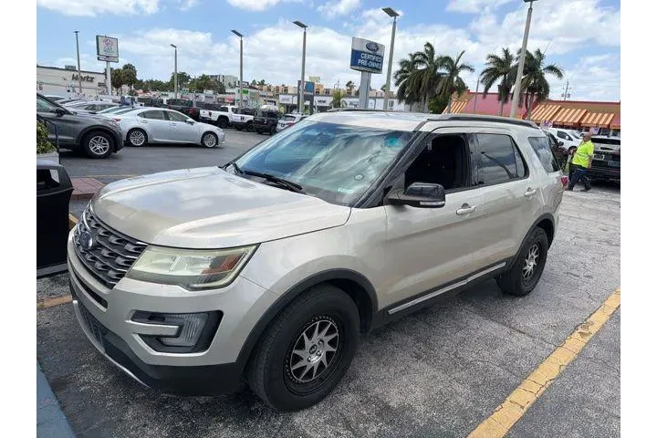 $8990 : Ford Explorer 2017 XLT 4dr S image 1