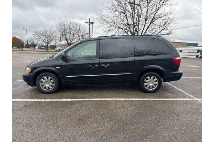 $4700 : 2004 Town and Country Touring image 3