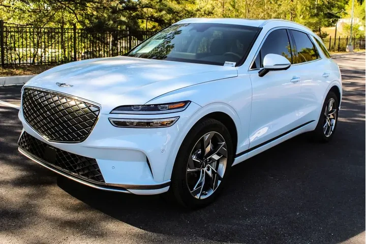 $32960 : Genesis Electrified GV70 202 image 2