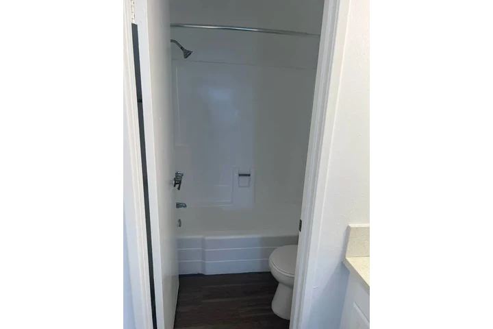 $1300 : Available to move in image 1