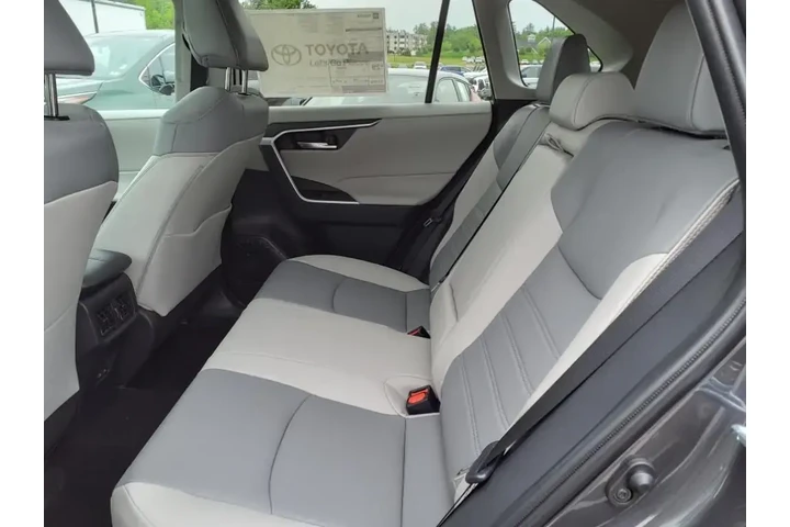 $38239 : Toyota RAV4 2024 AWD XLE Pre image 8