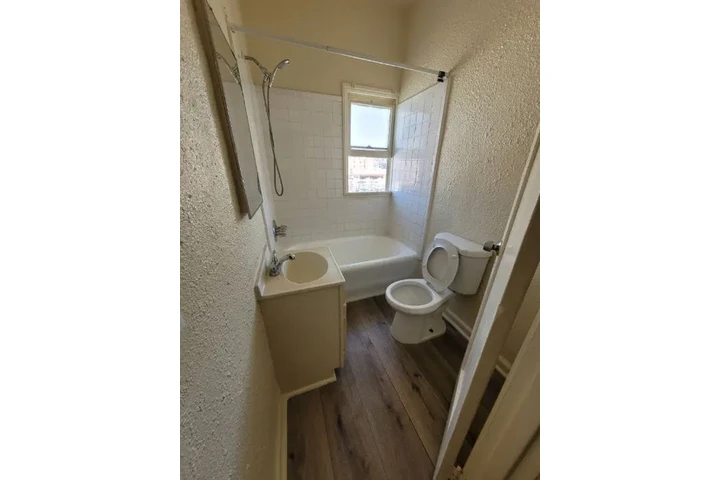 $1500 : Estudio Cerca Alvarado y 8th image 5