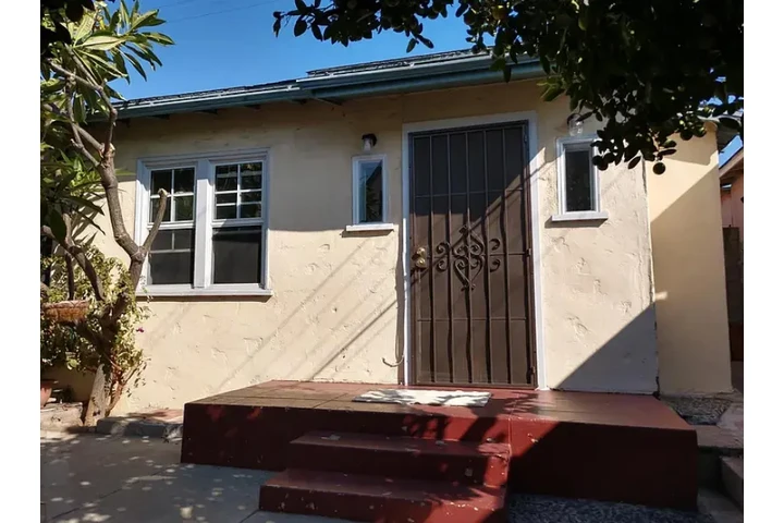 $1060 : HOUSE RENT IN Huntington Park image 1