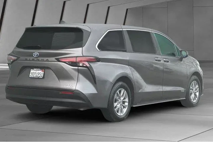 $27800 : Toyota Sienna 2021 LE 8-Pass image 4