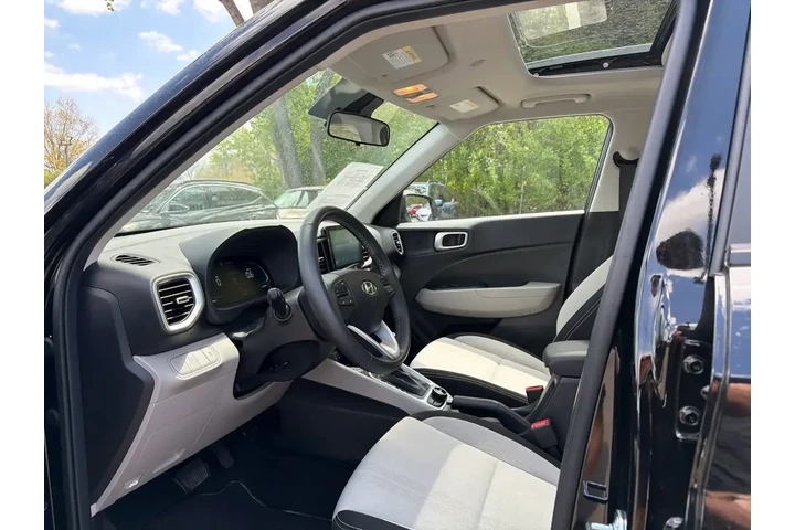 $23350 : Hyundai VENUE 2026 SEL 4dr C image 5