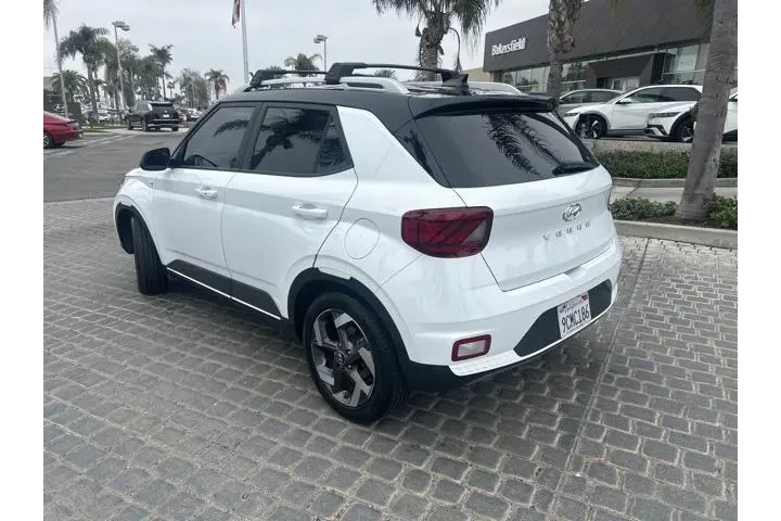 $16995 : Hyundai VENUE 2022 SEL 4dr C image 3