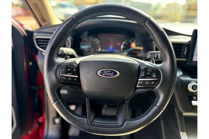 2020 Explorer XLT image 10