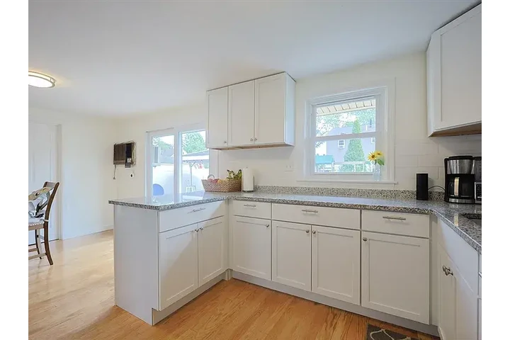 $2500 : CHARMING SINGLE FAM HOME image 9