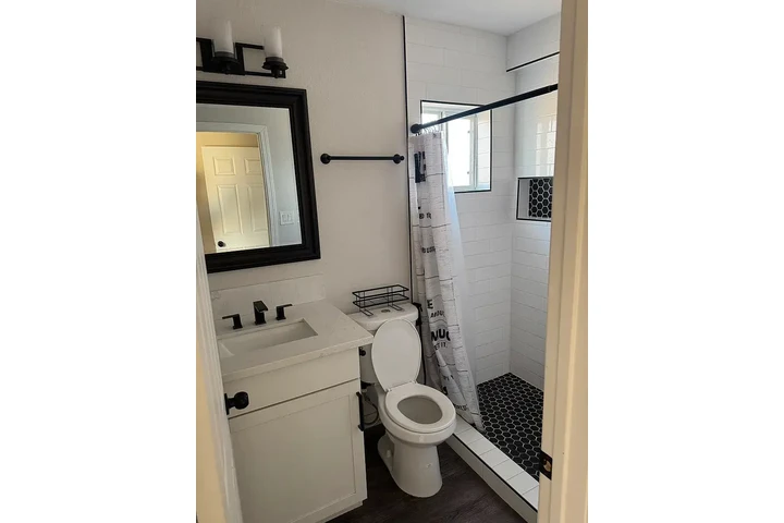 $750 : charming modern 2 bedroom image 6