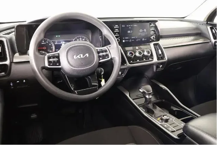 $23502 : Kia Sorento 2023 AWD LX 4dr image 2