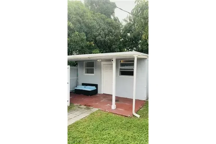 $1700 : Renta efficiency /  un cuarto image 1