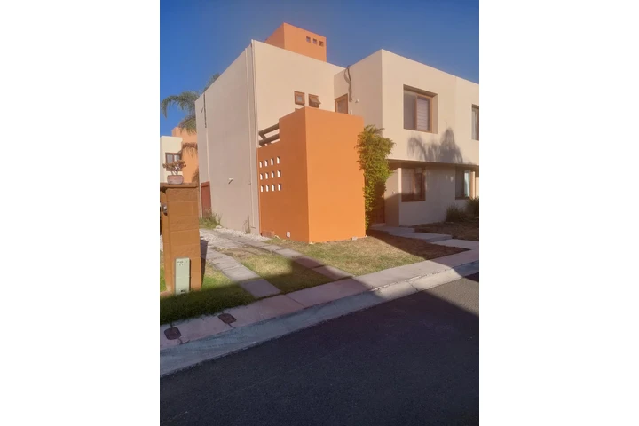 $15500 : RENTA CASA FRACC. PUERTA REAL image 1