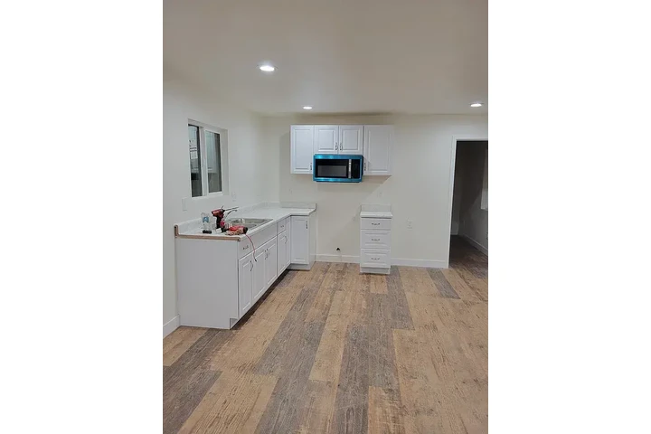 $1300 : Green Yard House image 2
