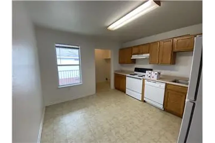 $750 : Rental property with 2 bedro image 7