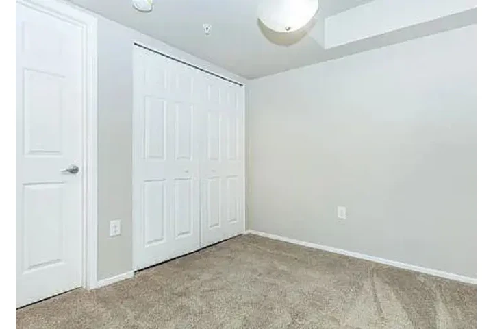 $1250 : Beautiful 3bedroom Apt in NV image 5