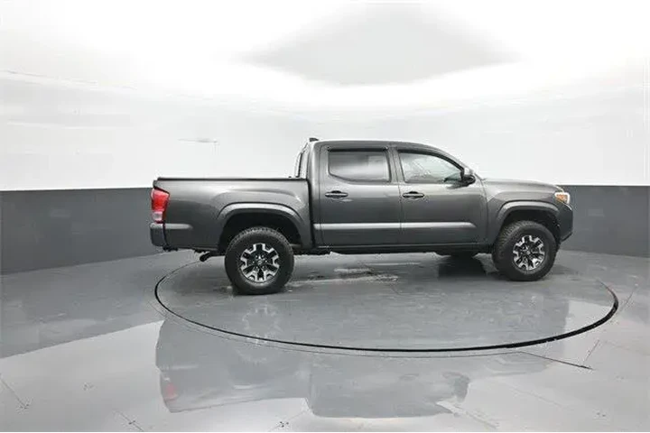 $27795 : Toyota Tacoma 2017 4x4 TRD S image 8