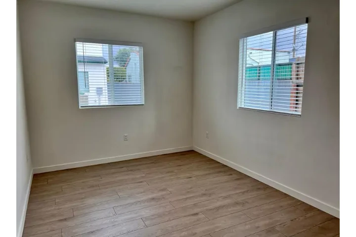 $2495 : 3 Bedroom Apt in koreatown LA image 2