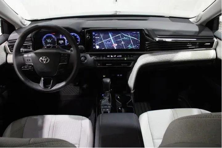 $39989 : Toyota Camry 2025 AWD XLE 4d image 2