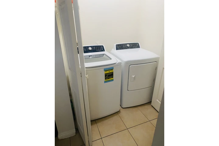 $1300 : Cuarto en Cudahy image 6
