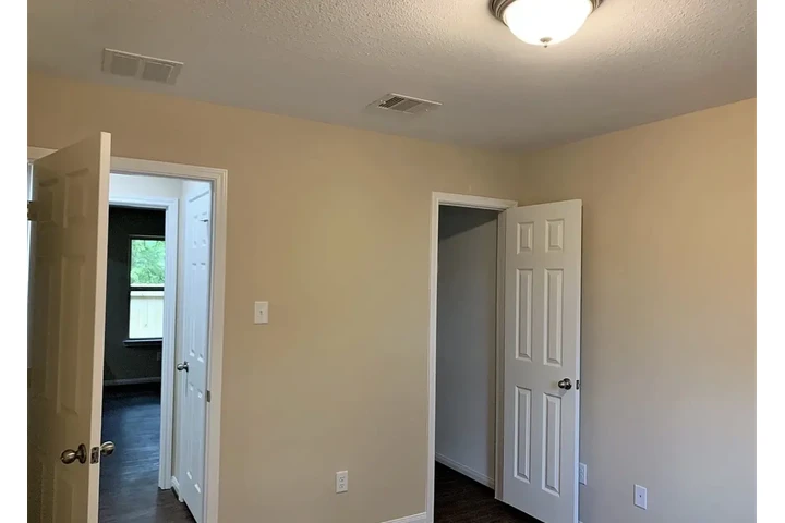 $900 : charm natural  hardwood Home image 4