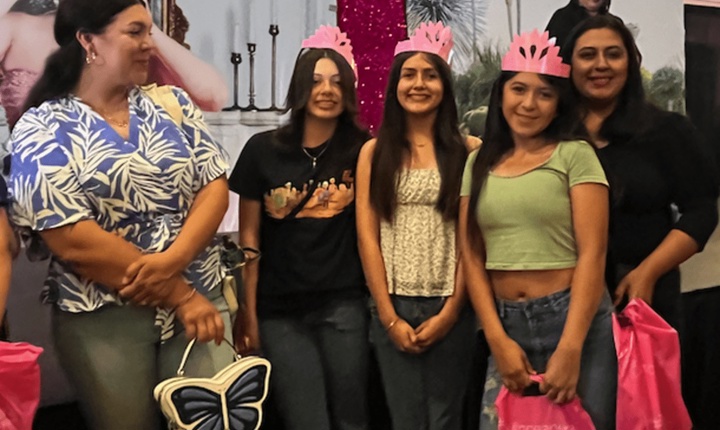 Jóvenes latinas en el evento de Quinceanera.com