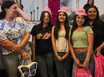 Jóvenes latinas en el evento de Quinceanera.com