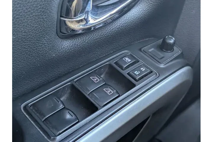 $24050 : Nissan Titan 2018 4x4 S 4dr image 10