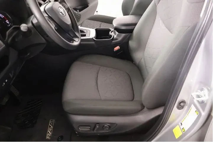 $26415 : Toyota RAV4 2023 AWD XLE 4dr image 10