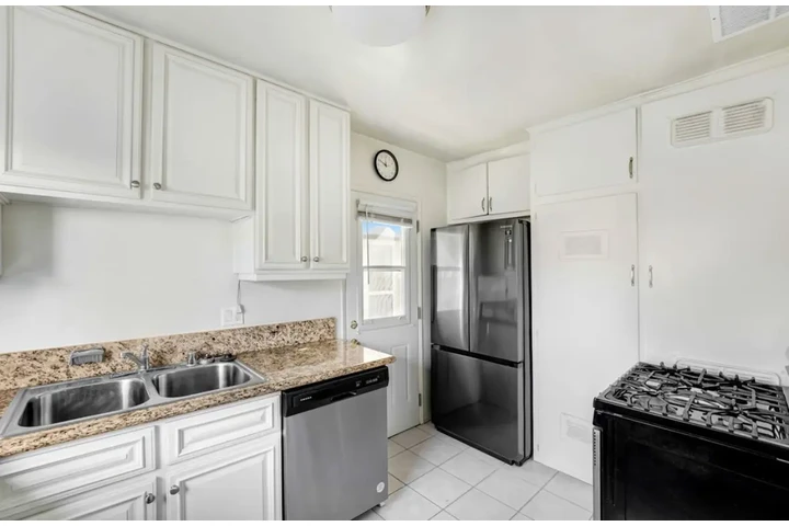 $2000 : 2 bed 2bath Apt in W Pico Blvd image 5