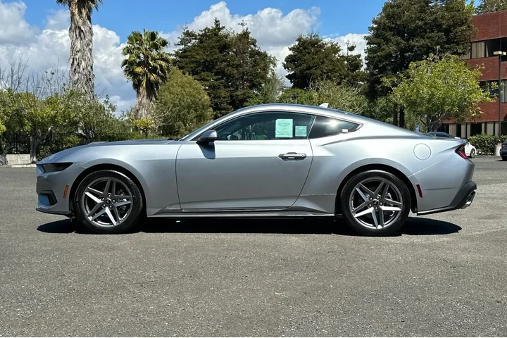 Ford Mustang 2025 EcoBoost 2 image 6
