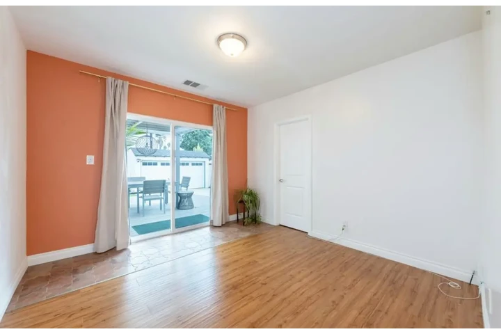 $2400 : 3 Bed 2 Bath House in Gardena image 8