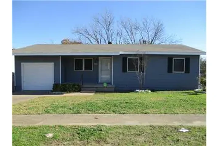 $1100 : Rental property with 4 bedro image 1