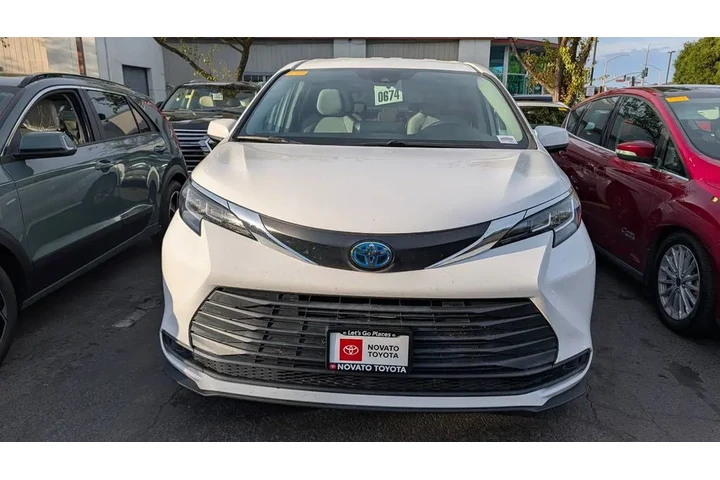 $30990 : 2021 Sienna LE 8 Passenger image 10
