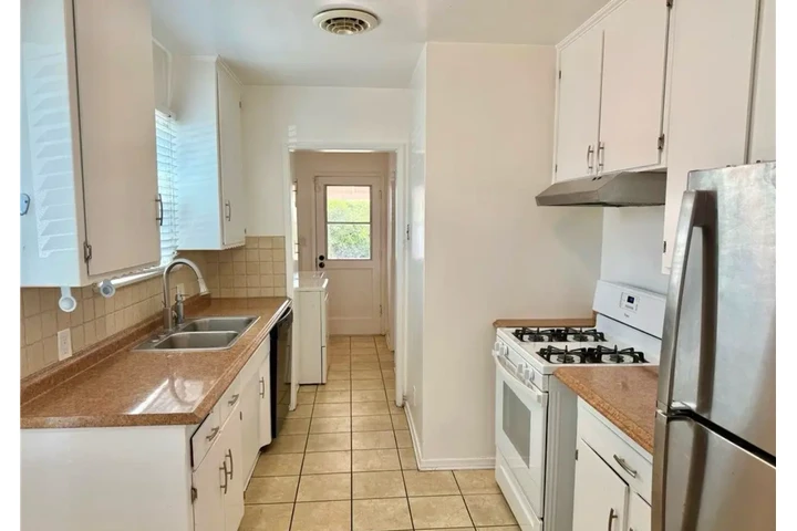 $2385 : 3 Bedroom House in Maywood image 2