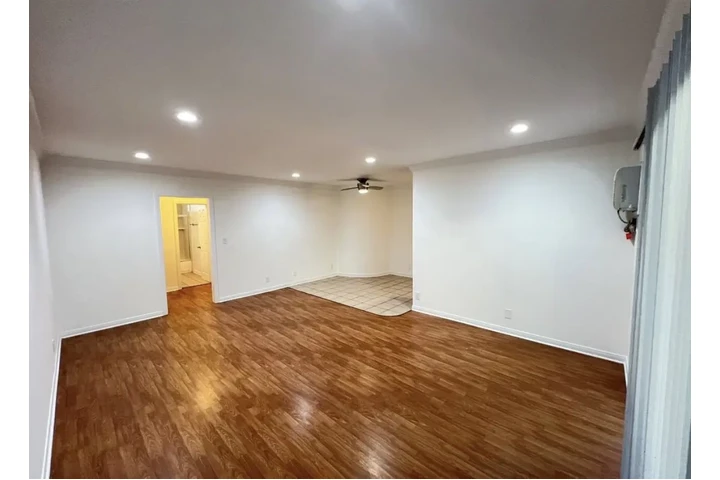 $1500 : 1 Bedroom Apt  in South La image 2