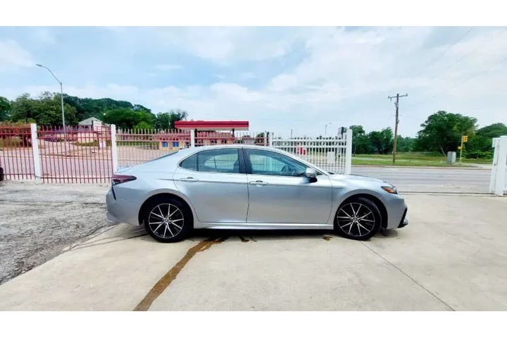 $15990 : 2022 Camry SE image 8