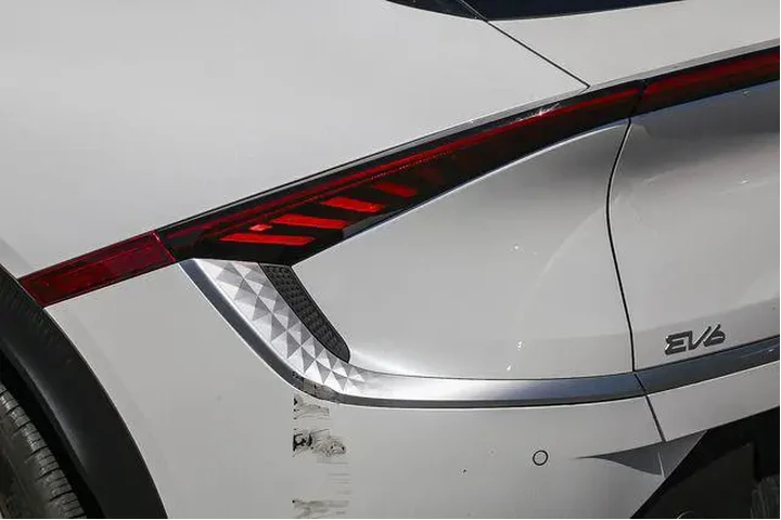 $25992 : Kia EV6 2024 Light 4dr Cross image 10