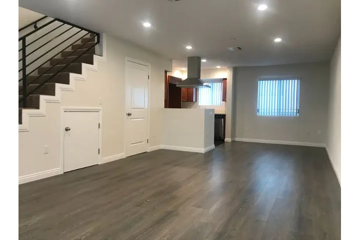 $2400 : 3bed  in Korean town LA image 2