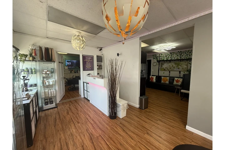RENT ROOM BEAUTY SERVICES image 1
