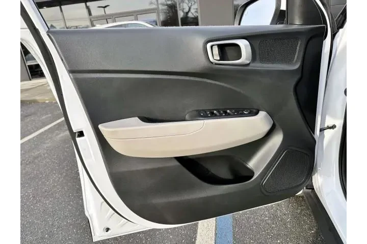 $16999 : Hyundai VENUE 2023 SEL 4dr C image 8