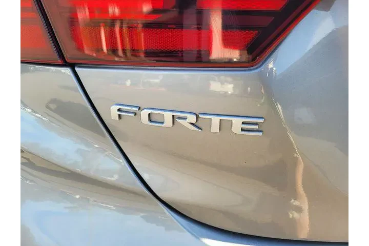 $17348 : Kia Forte 2023 GT-Line 4dr S image 7