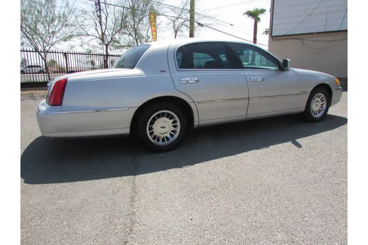 $5995 : 2002 Town Car Cartier image 5