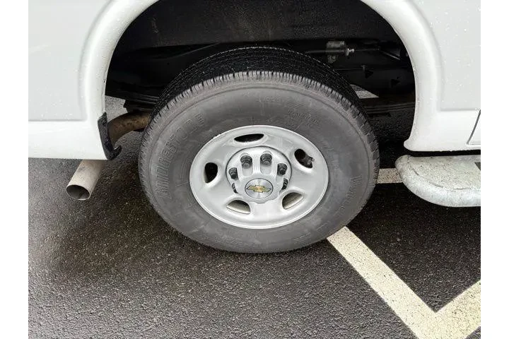 $31498 : Chevrolet Express 2024 2500 image 10