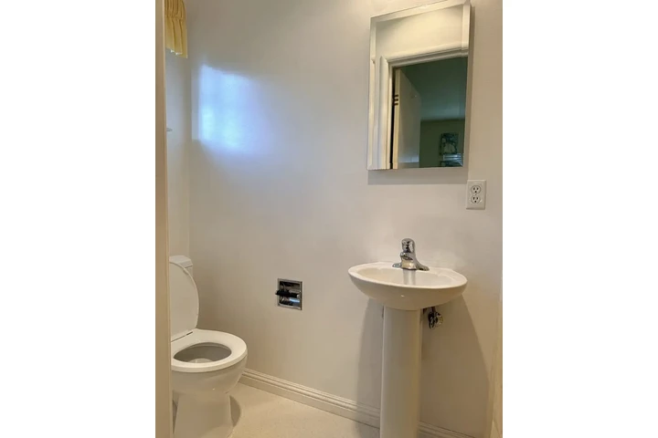 $1050 : single freshly updated home image 4