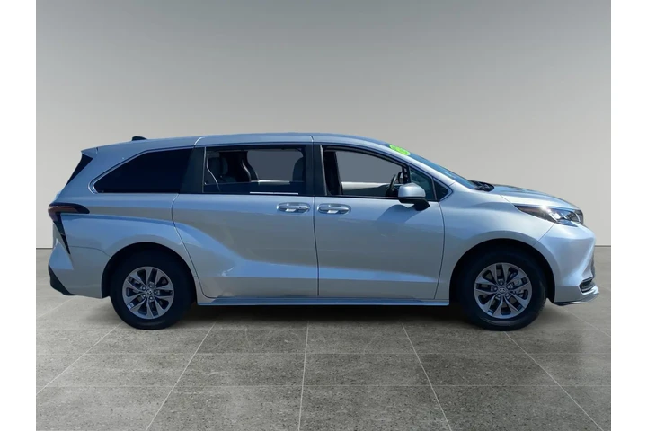 $39750 : Toyota Sienna 2025 LE 8-Pass image 6